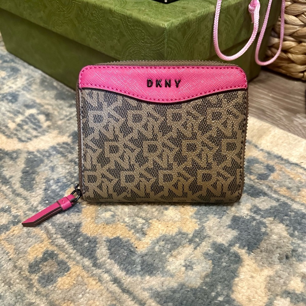 DKNY WALLET!!